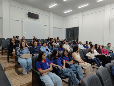 Foto 4: Alunos de Quatá recebem Moção de Aplausos na Câmara Municipal