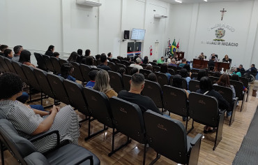 Foto 2: Alunos de Quatá recebem Moção de Aplausos na Câmara Municipal