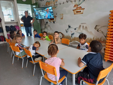 Foto 13: Alunos de Quatá recebem material escolar e são recepcionados com acolhimento e carinho no primeiro dia de aula