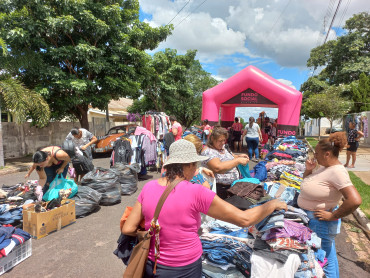 Foto 17:  Varal Solidário leva roupas à população de Quatá 