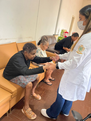Foto 11: Bem-estar dos residentes: atendimento de fisioterapia