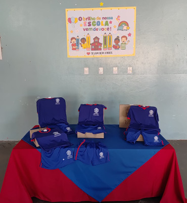 Foto 6: Novos uniformes são entregues para os alunos da Rede Municipal de Quatá