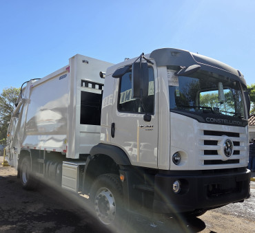 Foto 10: Quatá é Contemplada com Caminhão Compactador de 15 Toneladas