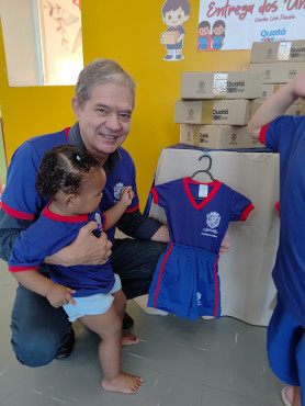 Foto 3: Novos uniformes são entregues para os alunos da Rede Municipal de Quatá