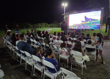 Foto 10: Projeto Cinema no Bairro reúne cerca de 200 pessoas no Jardim Primavera
