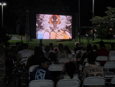 Foto 29: Projeto Cinema no Bairro reúne cerca de 200 pessoas no Jardim Primavera