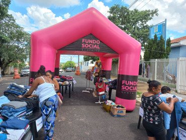 Foto 2:  Varal Solidário leva roupas à população de Quatá 