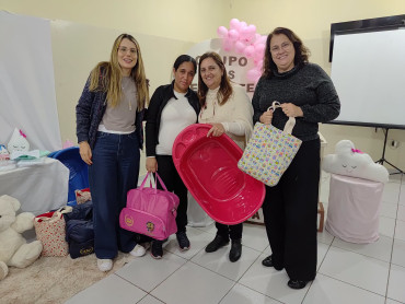 Foto 1:  Entrega de kits de enxoval
