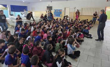 Foto 12: Entrega de Kits Odontológicos para os alunos