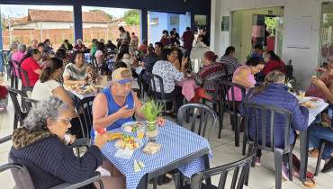 Foto 2: CRAS promove café da manhã especial em comemoração ao Dia do Idoso