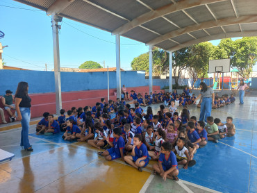 Foto 2: Ação educativa em combate e Dengue e o Escorpião