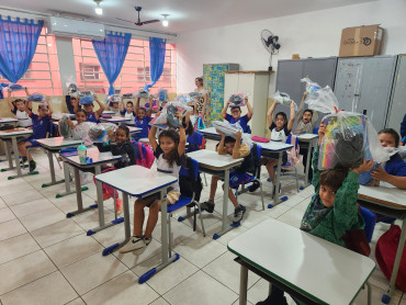 Foto 102: Alunos de Quatá recebem material escolar e são recepcionados com acolhimento e carinho no primeiro dia de aula