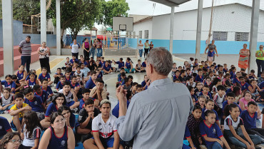 Foto 1: Alunos da Escola Osira de Quatá recebem Kit de Higiene Bucal oferecidos pelo LIONS CLUBE de Presidente Prudente