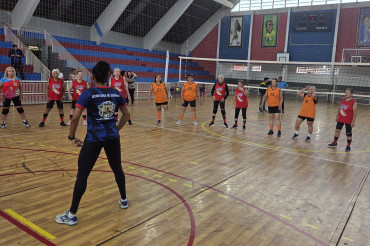Foto 29: Quatá celebra o Dia do Idoso com partida de voleibol adaptado
