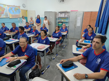 Foto 1: Alunos do EJA de Quatá recebem camisetas de uniforme
