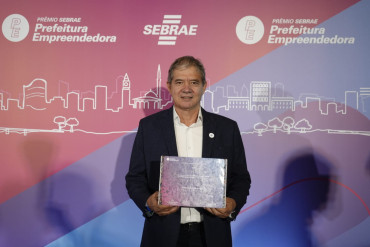 Foto 6: Quatá é reconhecida com certificado do Prêmio Sebrae Prefeitura Empreendedora