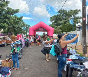 Notícia  Varal Solidário leva roupas à população de Quatá 