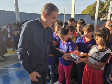 Foto 22: Entrega de Kits Odontológicos para os alunos