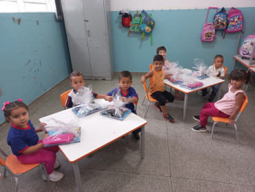 Foto 8: Alunos de Quatá recebem material escolar e são recepcionados com acolhimento e carinho no primeiro dia de aula