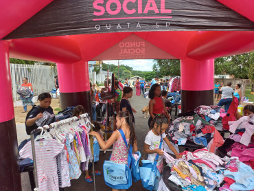 Foto 30:  Varal Solidário leva roupas à população de Quatá 