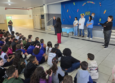 Foto 10: Entrega de Kits Odontológicos para os alunos