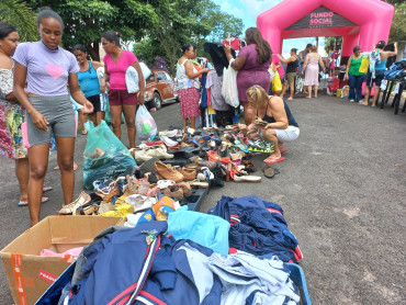 Foto 24:  Varal Solidário leva roupas à população de Quatá 