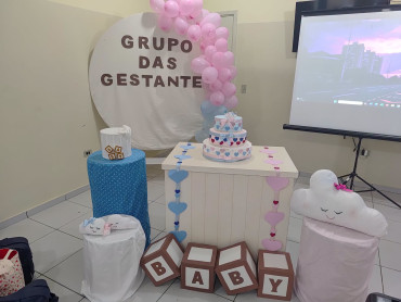 Foto 4:  Entrega de kits de enxoval