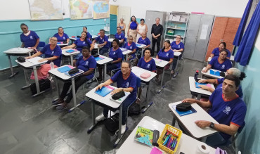 Alunos do EJA de Quatá recebem camisetas de uniforme