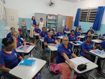 Foto 5: Alunos do EJA de Quatá recebem camisetas de uniforme