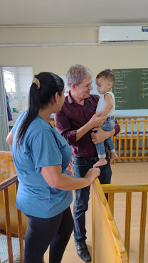 Foto 2: Alunos de Quatá recebem material escolar e são recepcionados com acolhimento e carinho no primeiro dia de aula
