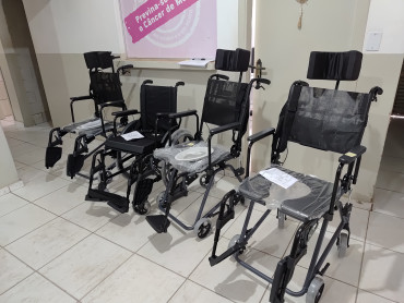 Foto 11: Quatá recebe novas cadeiras de rodas e banho