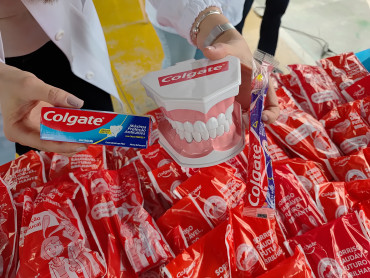 Foto 17: Alunos da Escola Osira de Quatá recebem Kit de Higiene Bucal oferecidos pelo LIONS CLUBE de Presidente Prudente