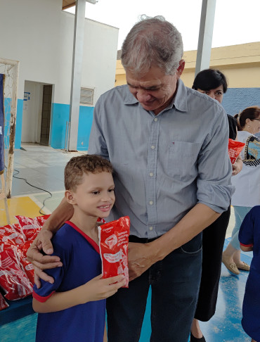 Foto 18: Alunos da Escola Osira de Quatá recebem Kit de Higiene Bucal oferecidos pelo LIONS CLUBE de Presidente Prudente