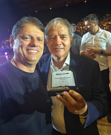 Foto 2: Quatá recebe Prêmio Excelência Educacional