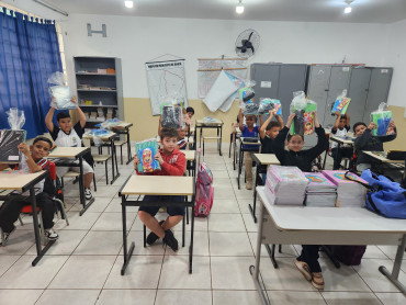 Foto 99: Alunos de Quatá recebem material escolar e são recepcionados com acolhimento e carinho no primeiro dia de aula
