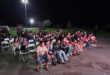 Foto 6: Projeto Cinema no Bairro reúne cerca de 200 pessoas no Jardim Primavera