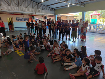 Foto 10: Novos uniformes são entregues para os alunos da Rede Municipal de Quatá