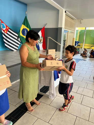 Foto 59: Novos uniformes são entregues para os alunos da Rede Municipal de Quatá