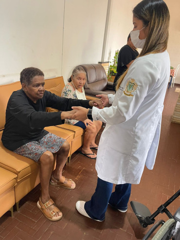 Foto 4: Bem-estar dos residentes: atendimento de fisioterapia