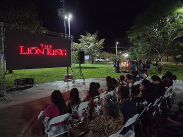 Foto 9: Projeto Cinema no Bairro reúne cerca de 200 pessoas no Jardim Primavera