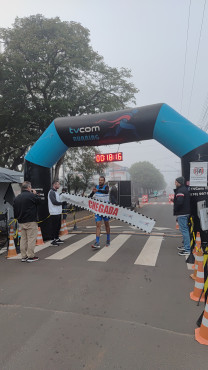 Foto 36: Mesmo com mal tempo, corrida de pedestre TVCOM RUNNING reúne mais de 300 participantes 