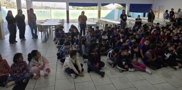 Foto 17: Entrega de Kits Odontológicos para os alunos
