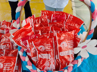 Foto 2: Alunos da Escola Osira de Quatá recebem Kit de Higiene Bucal oferecidos pelo LIONS CLUBE de Presidente Prudente