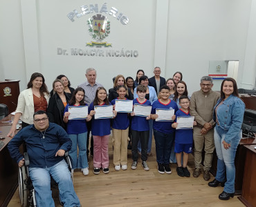Foto 19: Alunos de Quatá recebem Moção de Aplausos na Câmara Municipal