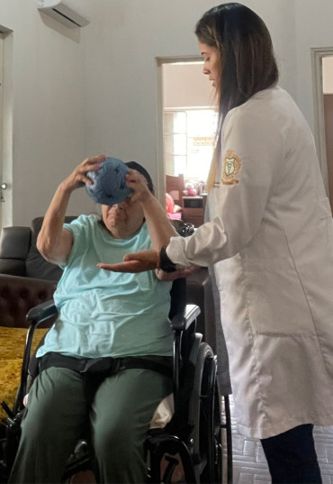 Foto 3: Bem-estar dos residentes: atendimento de fisioterapia