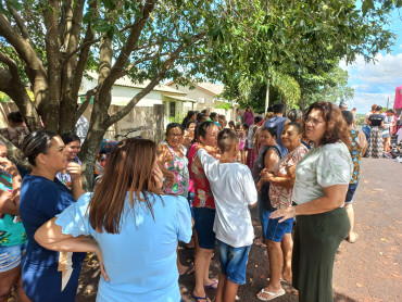 Foto 3:  Varal Solidário leva roupas à população de Quatá 