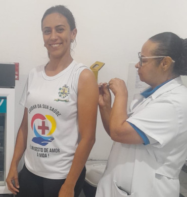 Foto 2: Profissionais da saúde começam a receber vacina contra a Dengue