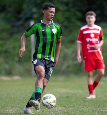 Foto 2: Ex-atleta quataense treina pelo sub-20 com elenco profissional