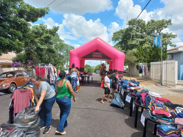 Foto 4:  Varal Solidário leva roupas à população de Quatá 