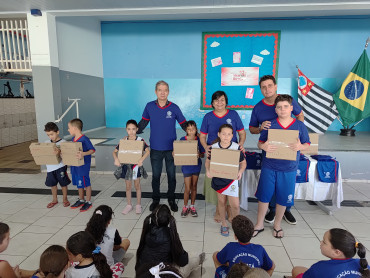 Foto 14: Novos uniformes são entregues para os alunos da Rede Municipal de Quatá